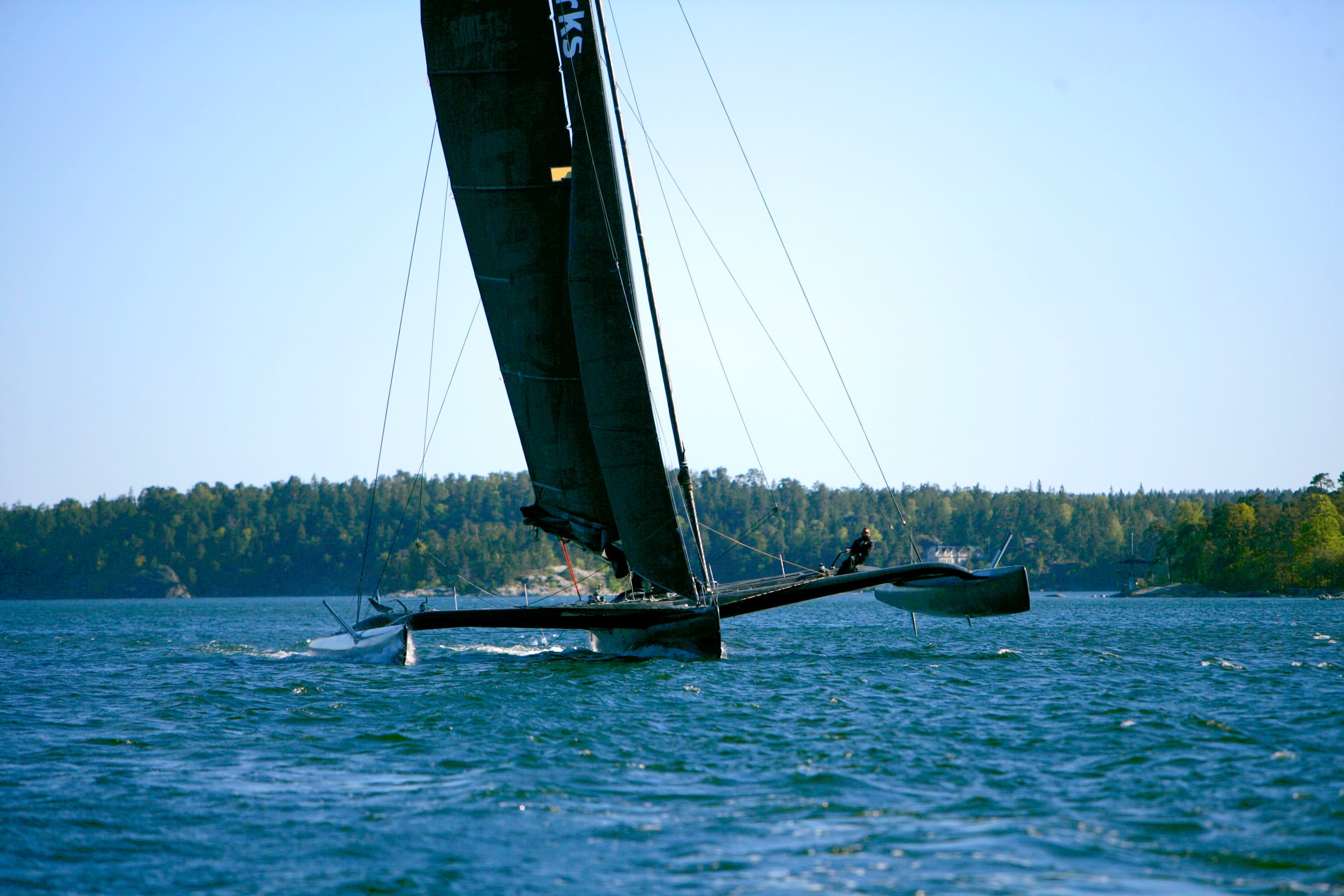 <p>Spirit of Titan, anciennement Spirit of Apricot, construit en 1988 par Barry Noble pour Tony Bullimore, est un trimaran Orma 60 de 18,28m de long, 15,4m de large, et un mat aile de près de 30m de haut. </p><p>Ce bateau a participé à la Route du Rhum 1990 avec Lionnel Péan à la barre, et régaté pendant les années 90 sur les circuits européens, jusque dans les années 2010 où il a été laissé à l'abandon. </p><p>Aujourd'hui, nous sommes en train de restaurer ce bateau afin de participer à la Route du Rhum 2026 à son bord ! Le bateau sera remis à l'eau en Mai 2026, et se qualifiera pour le départ en Novembre 2026. </p><p>Venez gouter aux joies d'un trimaran de course à l'ancienne, léger et puissant, en participant à sa renaissance. Sensations garanties !</p>